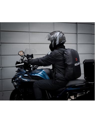 Maleta de mensajeria en uso sobre moto