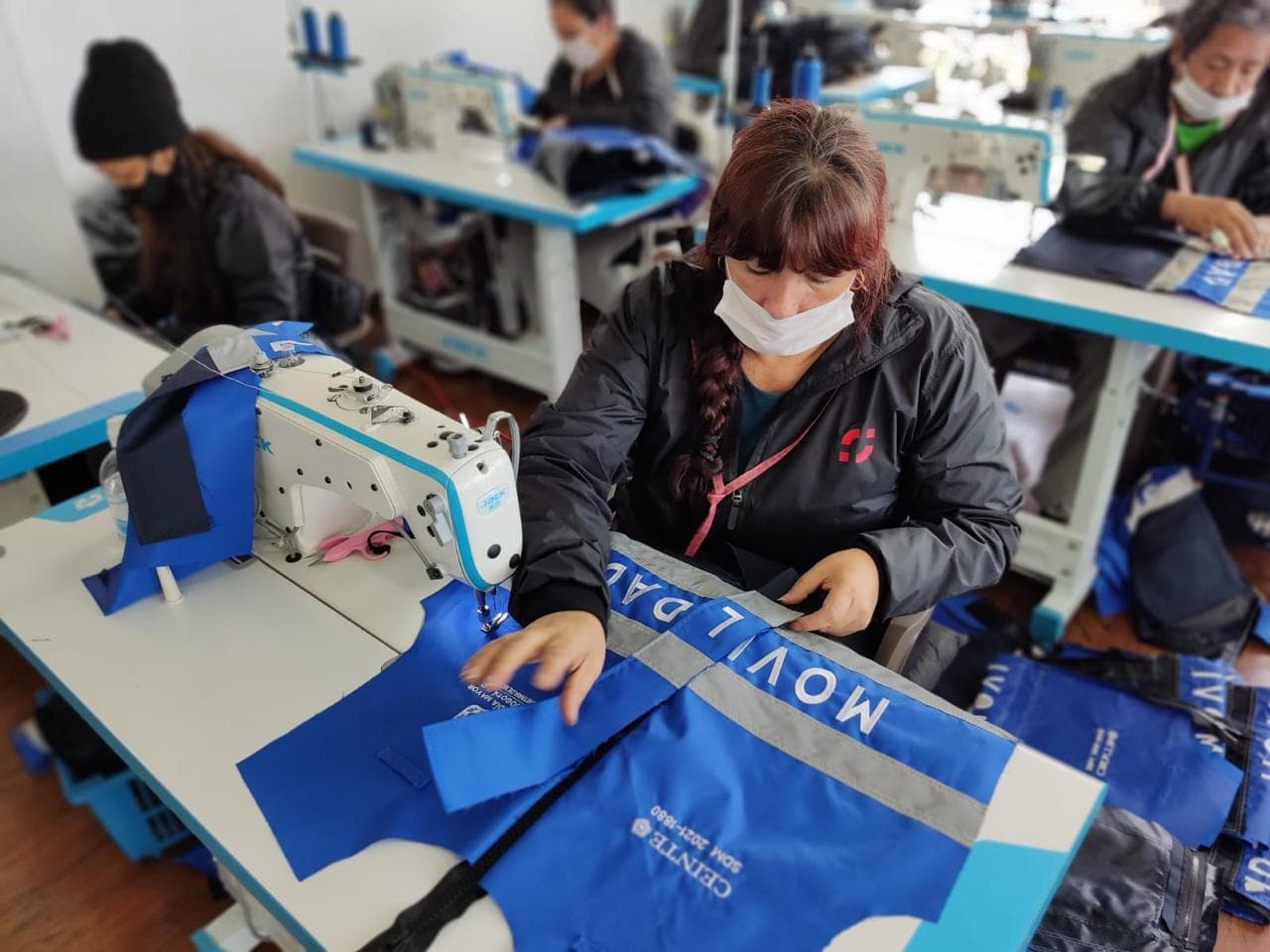 Equipo de operarias en fábrica